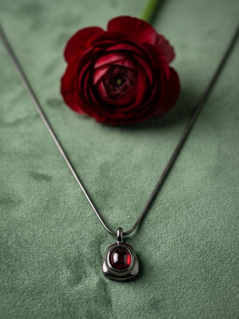 Vintage Express Red Gem Pendant Teardrop-shaped Gunmetal Pewter Frame Necklace